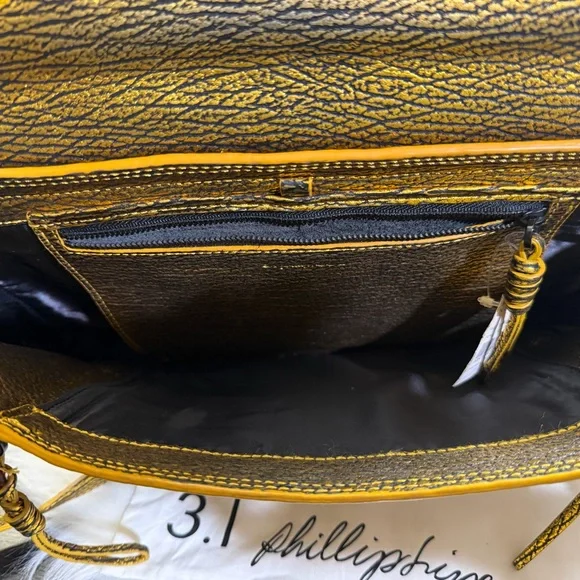 3.1 PHILLIP LIM
Gold/Black Shark Embossed
Leather Medium Pashli Satchel
Bag💛🖤 - Picture 7 of 14
